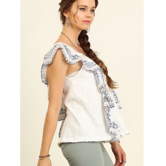 ❗️CLOSING SALE❗️ Off White Cap Sleeve Ruffled Top - Picture 3 of 3